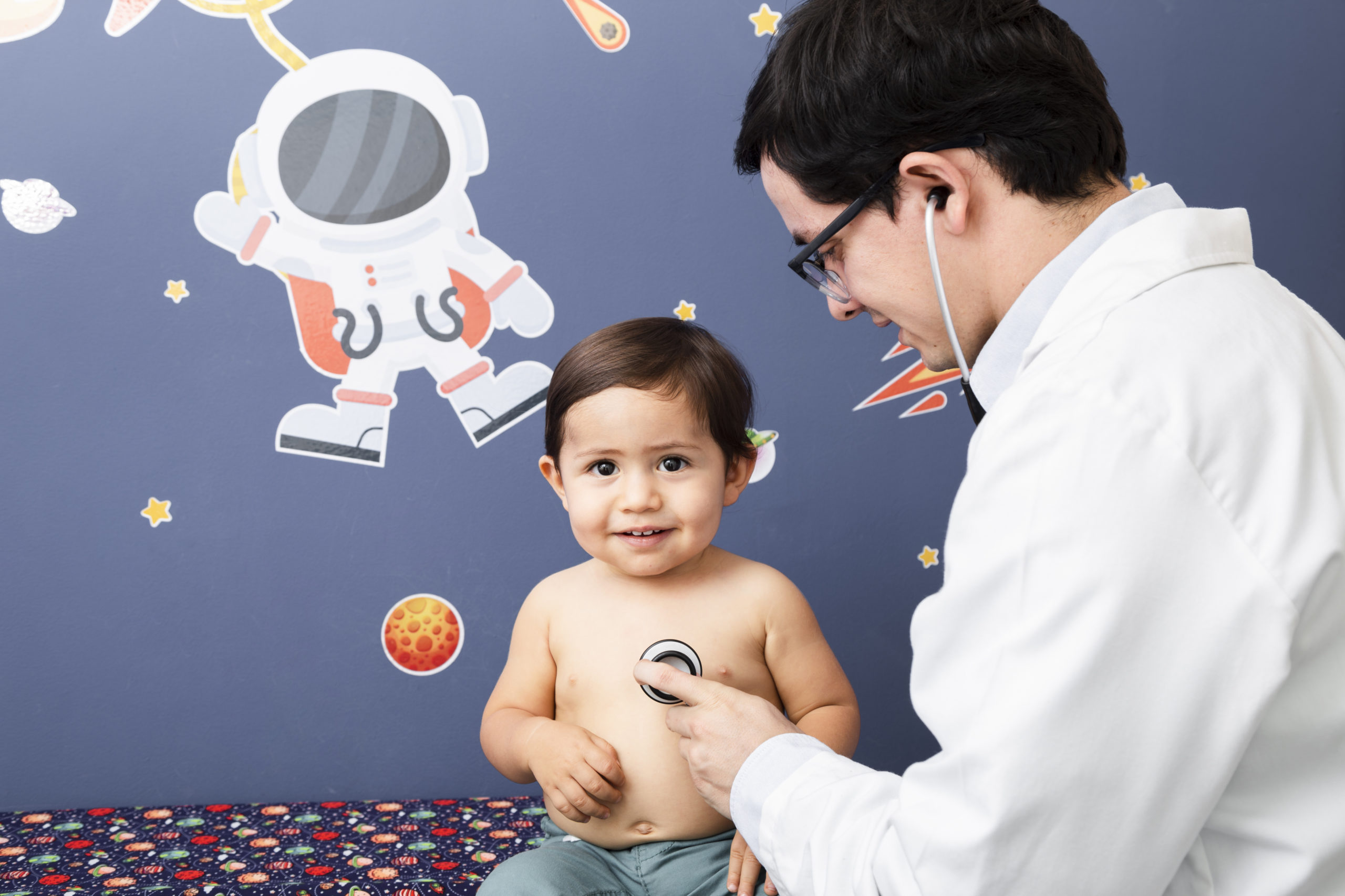 medico examinando criança