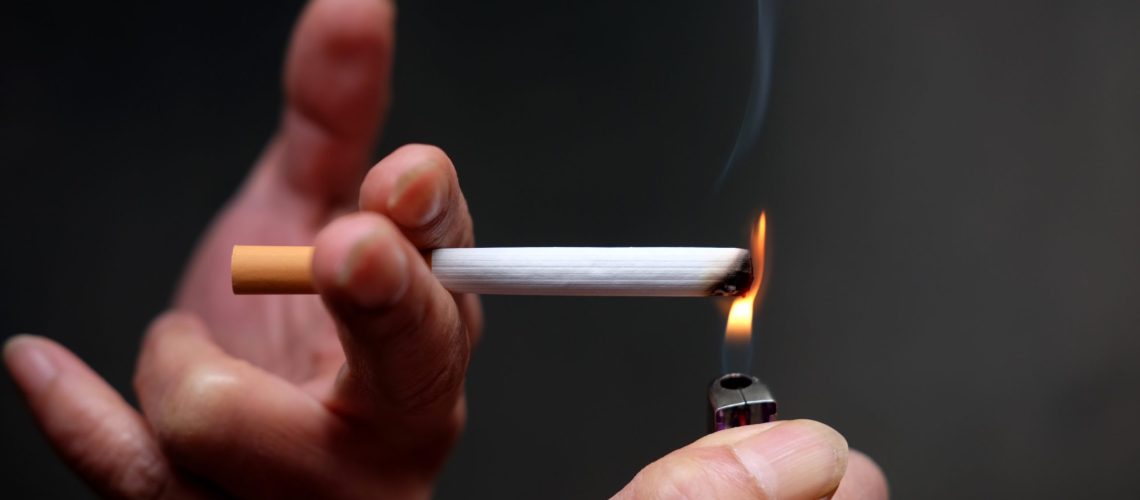 cigarro sendo aceso por um isqueiro