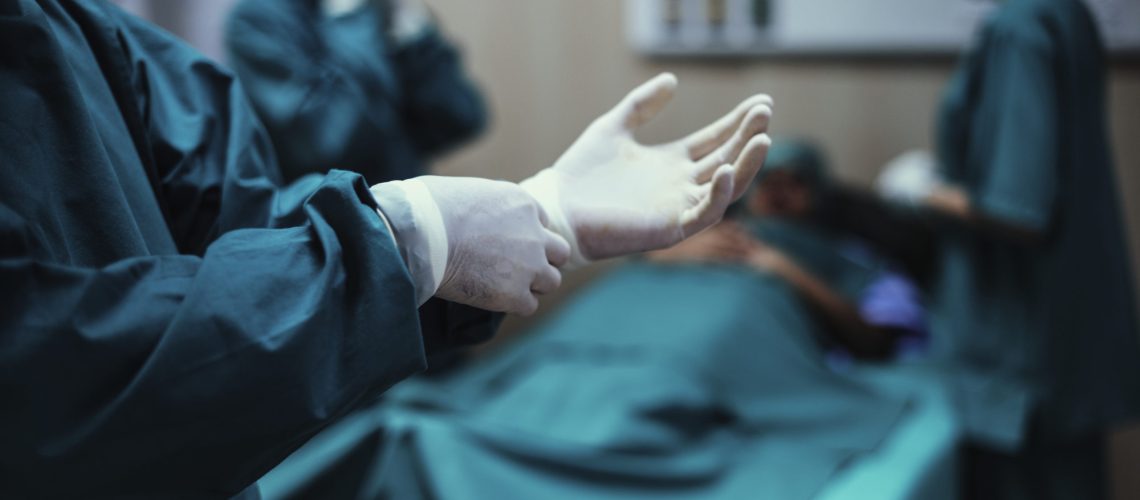 medico colocando luvas