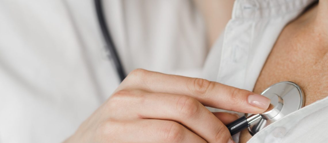 medico-verificando-paciente