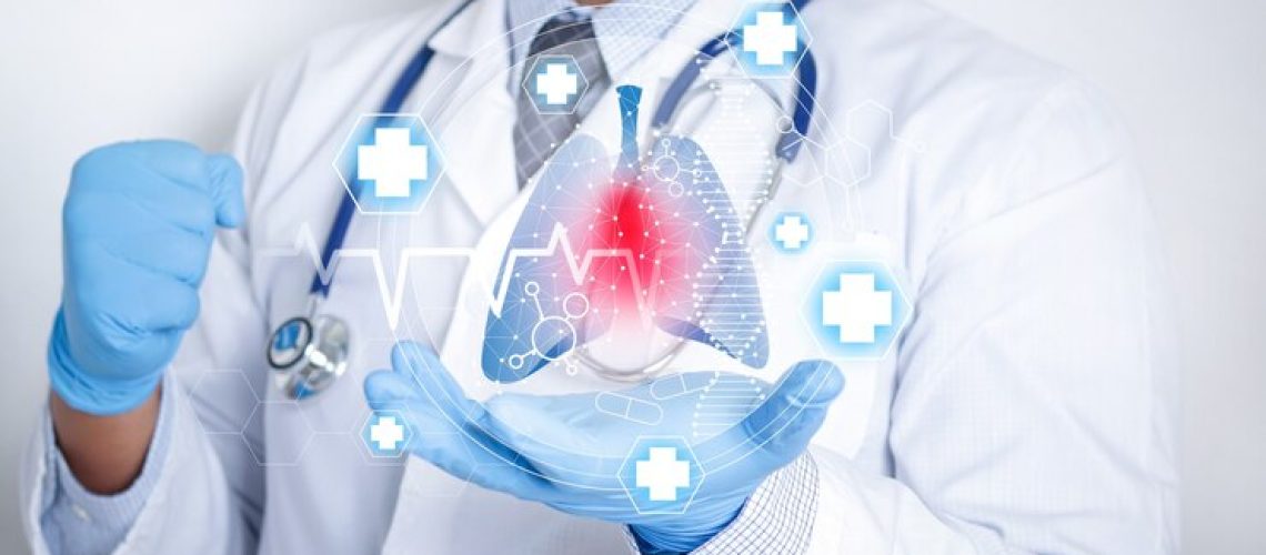 medico-usando-luvas-com-desenho-de-pulmao