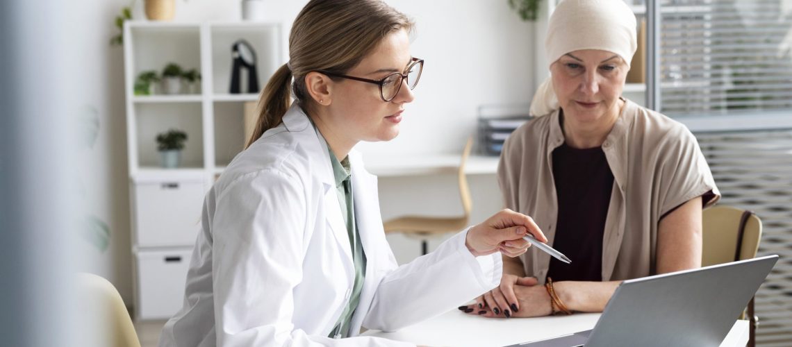 mulher-com-cancer-de-pulmao-conversando-com-medica